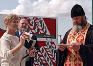 В День победы зауральскому священнику на митинге передали детские письма-треугольники для бойцов СВО
