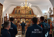 В Кургане священник вместе с огнеборцами помолился небесной покровительнице