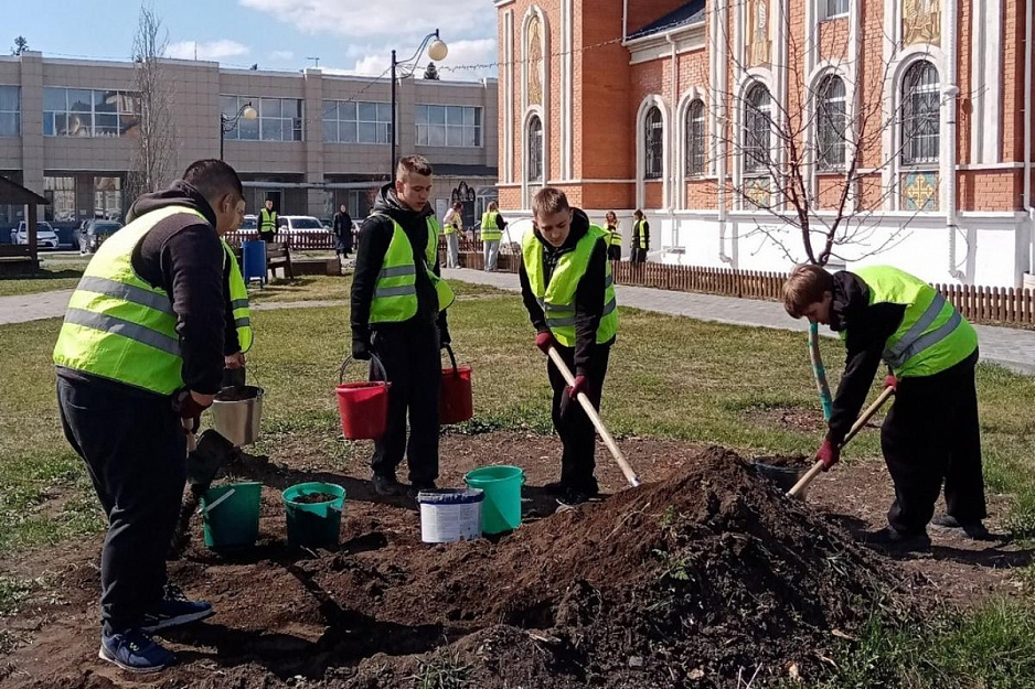 Ученики школы №9 помогли курганскому приходу