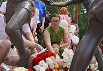 В Кургане члены СПЖ почтили память о детях - жертвах войны в Донбассе