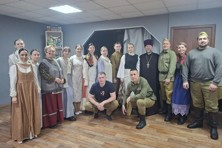 В Кургане священник поздравил победителей фестиваля «Щит и лира»