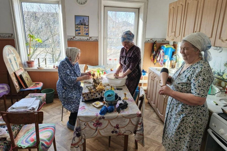 Прихожане села Глядянского наводят порядок в маленьком храме