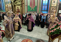 Митрополит Даниил совершил Литургию в Крестопоклонную неделю в курганском кафедральном соборе