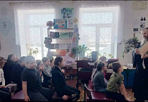 В Зауралье сельский священник в библиотеке рассказал 4-классника о православной книге