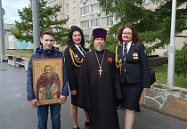 Курганский священник принял участие в митинге в честь Дня пограничника