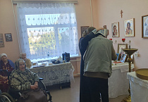 Курганский священник исповедовал и причастил пожилых людей в Лесниковском доме-интернате