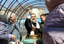 В Александро-Невском кафедральном соборе проходит освящение куличей