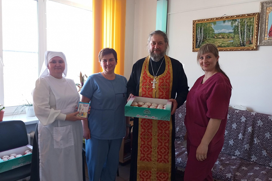 Пациентов хосписа села Садовое поздравили с Пасхой