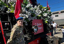Воспитанники православной гимназии встретили «Поезд Победы» на вокзале Кургана