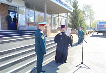 В Кургане священник поздравил огнеборцев с профессиональным праздником