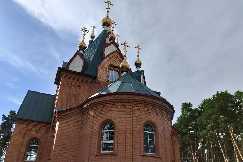 Прихожане посёлка Варгаши провели уборку в строящемся храме