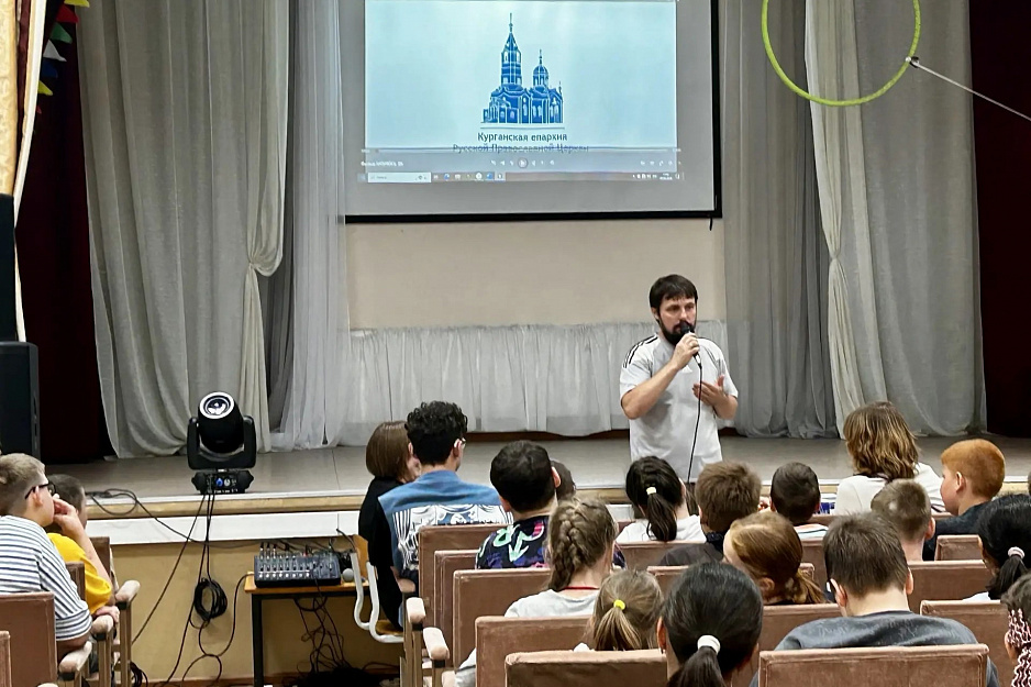 Ученики четырех школ Кургана посмотрели фильм «Молюсь за каждого бойца»