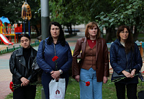 В Детском парке Кургана прошла акция в память о детях - жертвах войны в Донбассе