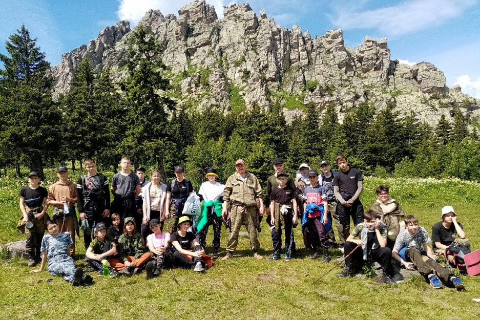 Курганский священник возглавил горный поход на Таганай