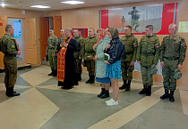 Курганский священник совершил пасхальный молебен в облвоенкомате