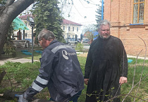 Прихожане Введенского храма привели в порядок прихрамовую территорию