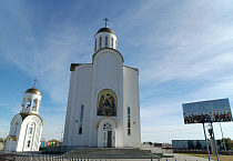 В Кургане возле собора установлен рекламный щит патриотического содержания