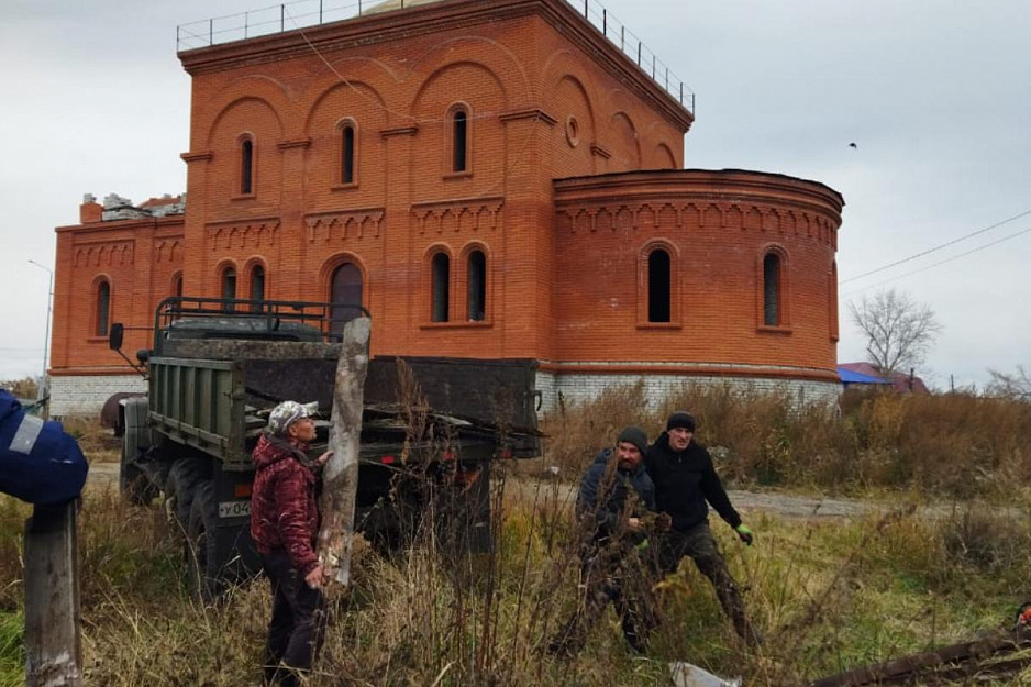 В селе Половинном на территории строящегося храма прошёл субботник