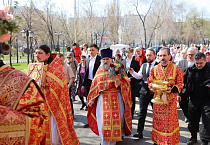 В главном соборе Кургана началась раздача Благодатного огня