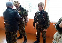 Первый прыжок с парашютом совершили курганские воспитанники военно-патриотического клуба
