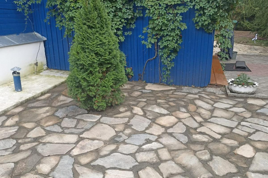 На территории храма в селе Боровлянка появились выложенные камнем дорожки