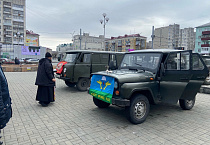Настоятель курганского храма освятил очередную партию автомобилей для СВО