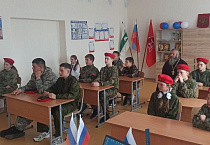 В Зауралье священник вручил юнармейцам шевроны с изображением небесного покровителя