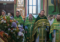 В день Святого Духа в Зауралье торжественно встретили мощи святителя Тихона