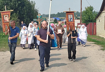 Жители села Большое Раково прошли семейным крестным ходом