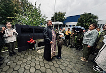 В Кургане по инициативе священника в школе провели акцию «Роза памяти»