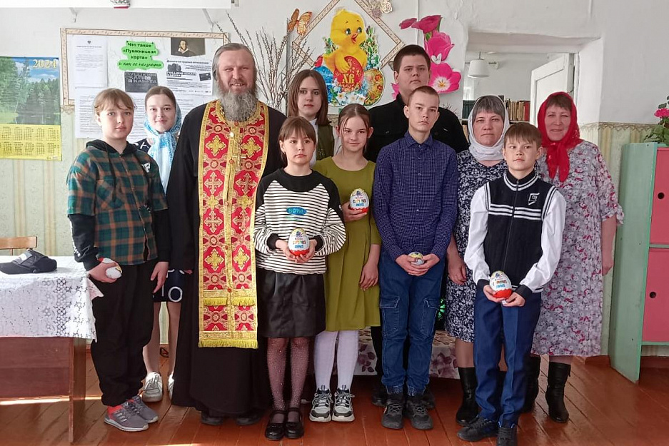 В Зауралье священник поздравил детей и взрослых села Нижняя Алабуга