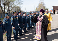 В Кургане священник поздравил огнеборцев с юбилеем пожарной охраны