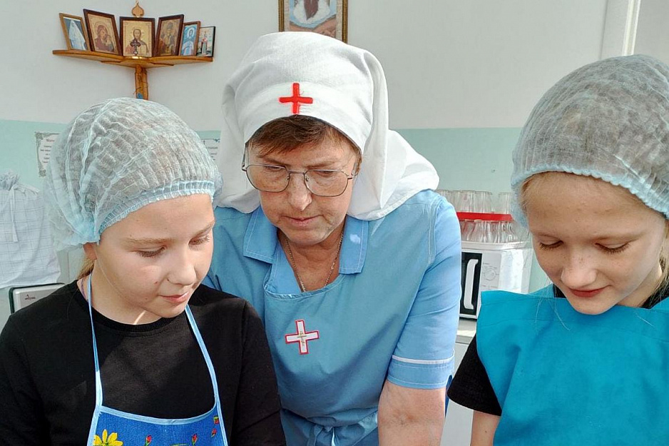 В социальной столовой курганского храма учат маленьких поварят