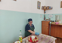 Курганские журналисты накануне Пасхи посетили приходскую социальную столовую