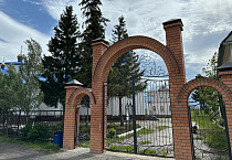 На могиле зауральских Петра и Февронии в Смолино высадили цветы
