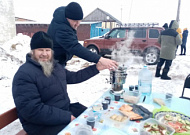 Священник в Нижней Алабуге наградил юных участников праздника сладостями