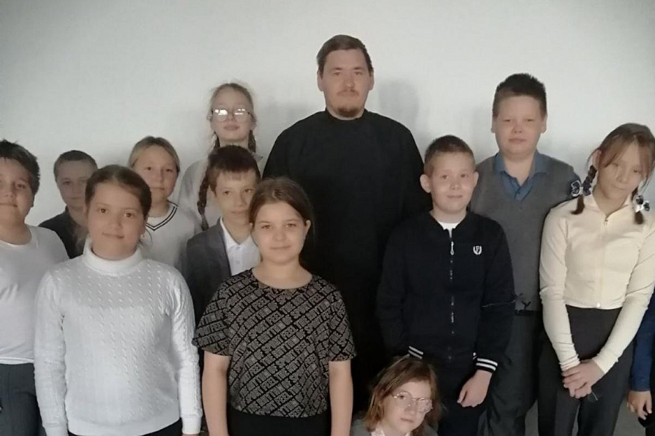 В Кургане священник побеседовал с 4-классниками о добре и зле