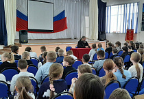 Сельский священник провёл урок для курганских школьников