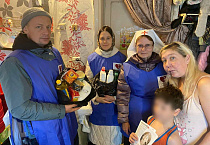 В Кургане «Экипаж Милосердия» каждый месяц посещает многодетные малообеспеченные семьи 