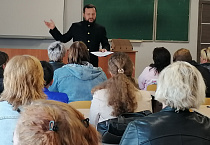 В Лебяжье священник выступил на заседании родительского комитета