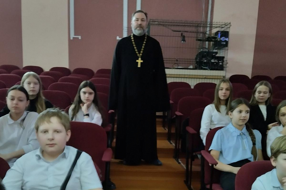 В Кургане священник выступил в школе и в гимназии