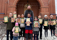 Возле храма села Межборное прошел пасхальный детский праздник