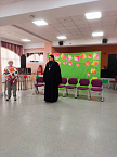 В Кургане священник поздравил пожилых людей