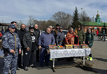 В Кургане возле православного храма в праздник Пасхи собрались люди разных национальностей