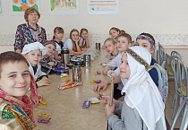 В Варгашах школьники выступили перед сверстниками с рождественским спектаклем