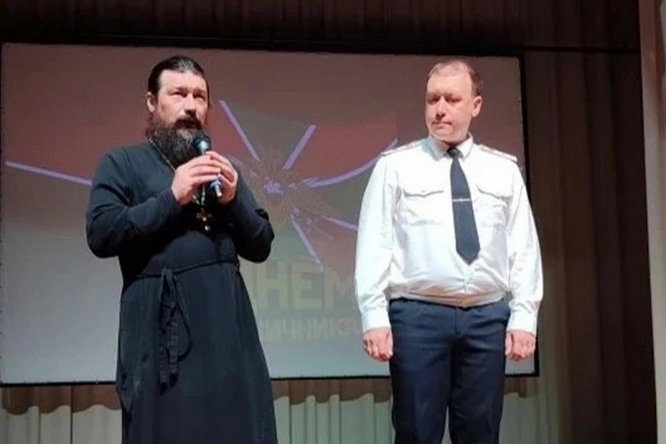В Половинном священник поздравил земляков с Днем пограничника