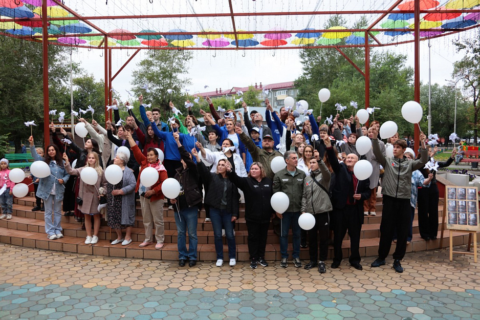 В Детском парке Кургана прошла акция в память о детях - жертвах войны в Донбассе