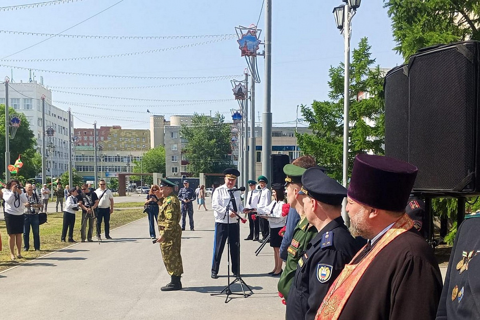 Курганский священник окропил святой водой участников митинга в честь Дня пограничника