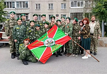 В Кургане священник в честь Дня пограничника вручил руководству погранохраны икону Божией Матери