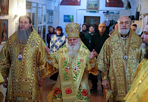 В Покровском храме Кургана собор архиереев совершил Литургию